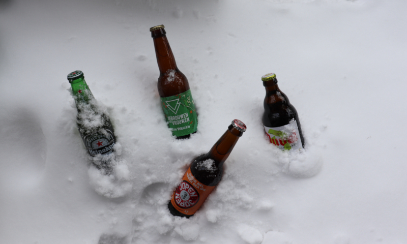 vier bieren in de sneeuw